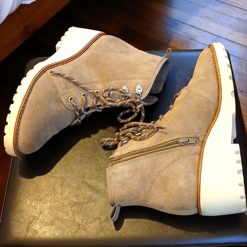 Beige Leather Ladies Hiking Boots.  Size 8.5